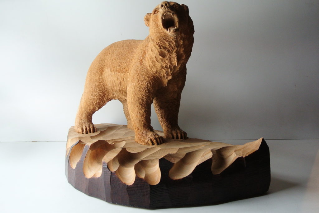 美品】木彫り 熊 ガラス目 北海道 八雲 アイヌ 置物 吠え熊 工芸品 K2