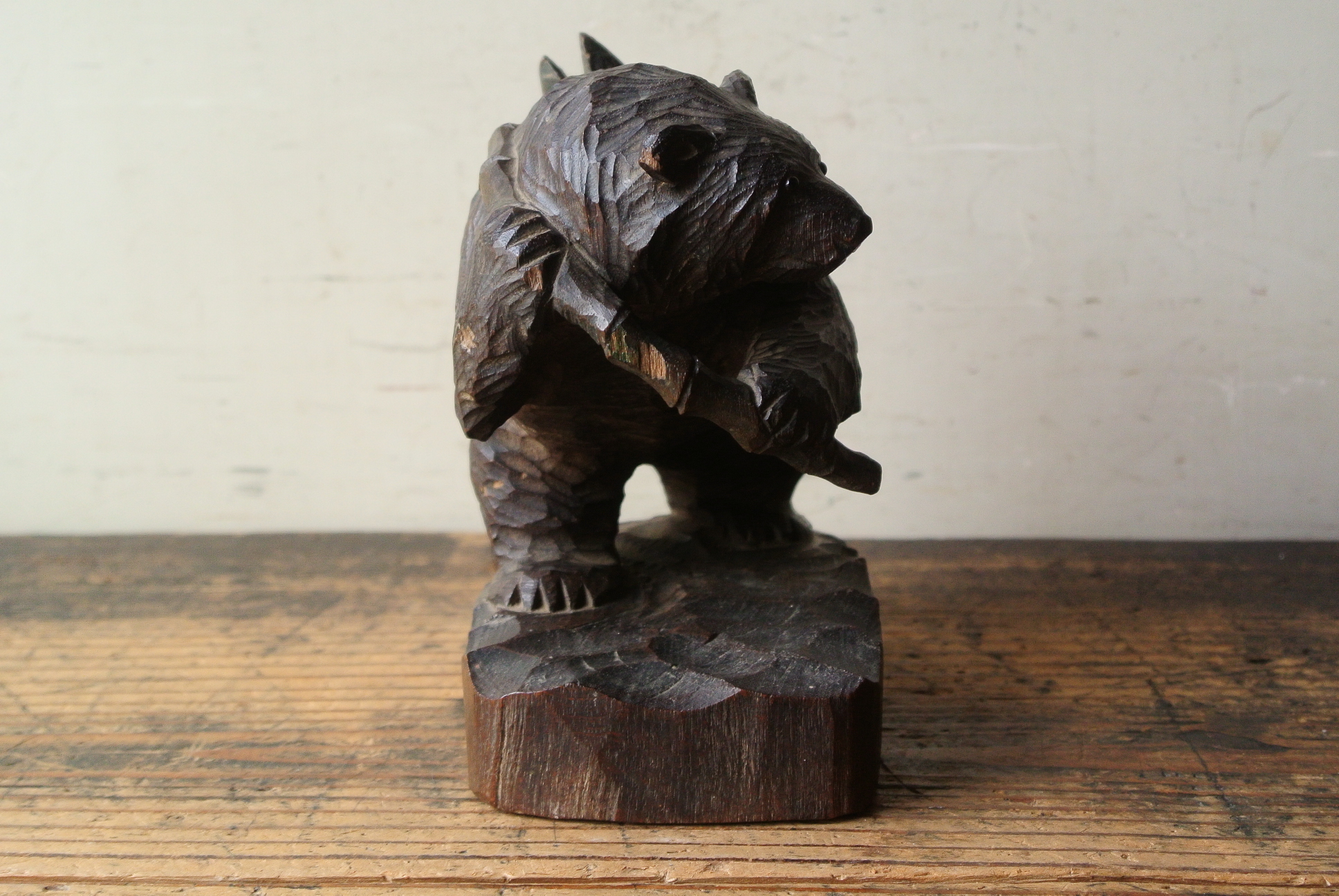 鮭背負い熊」木彫 - アンティーク雑貨・古道具の札幌 アンティーク